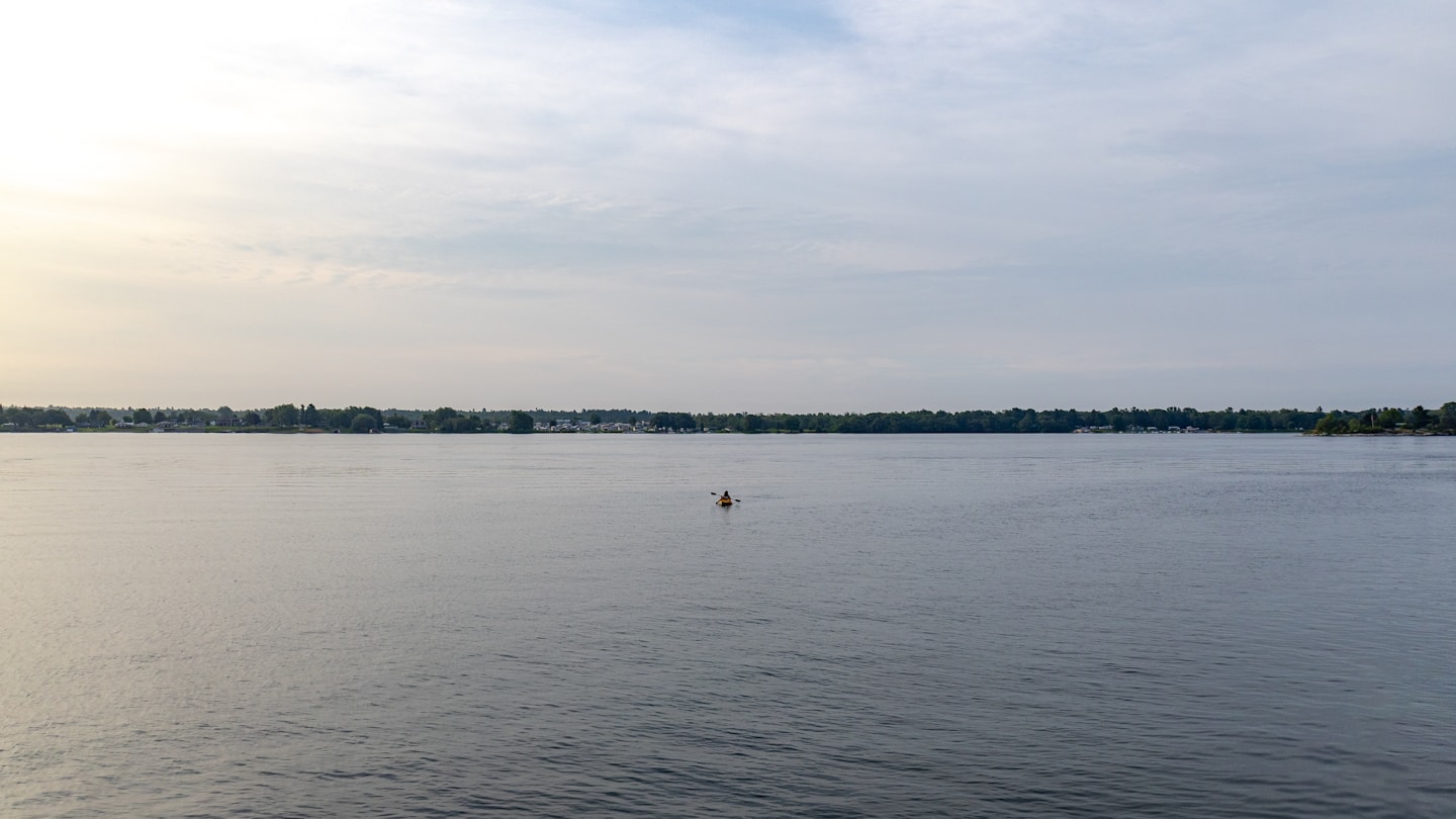Photo d'ambiance d'une grande étendue d'eau calme