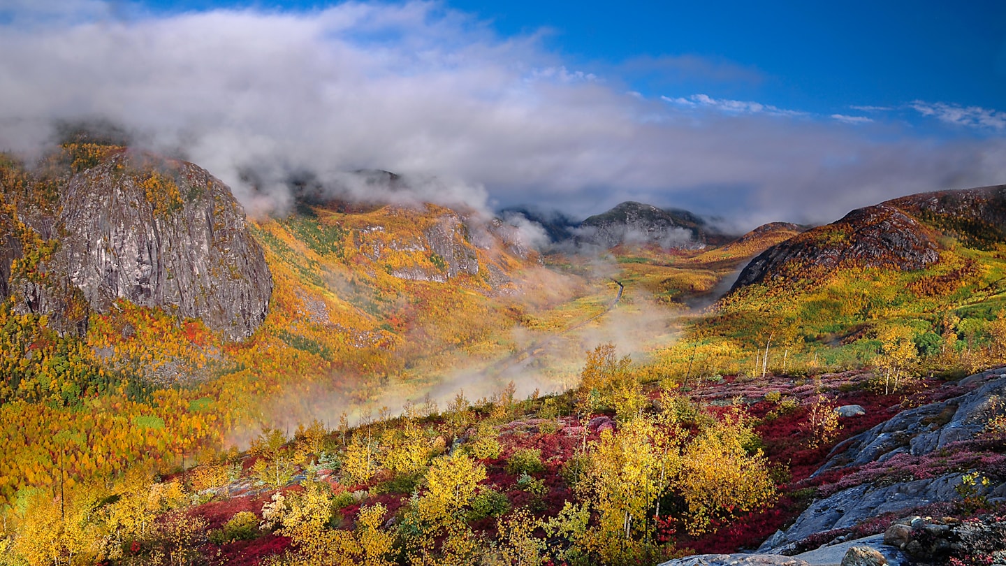 Photo d'ambiance d'une vallée montagneuse aux couleurs d'automne